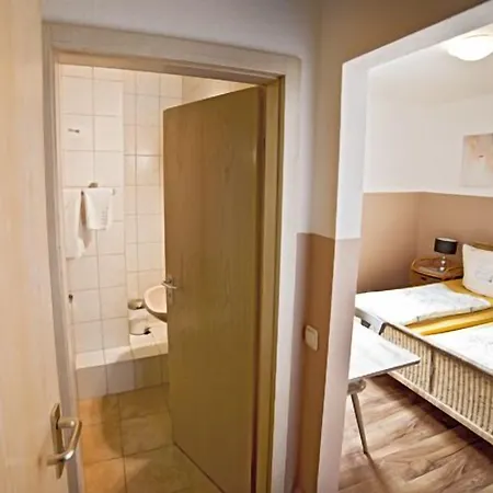 Zur Linde 3*